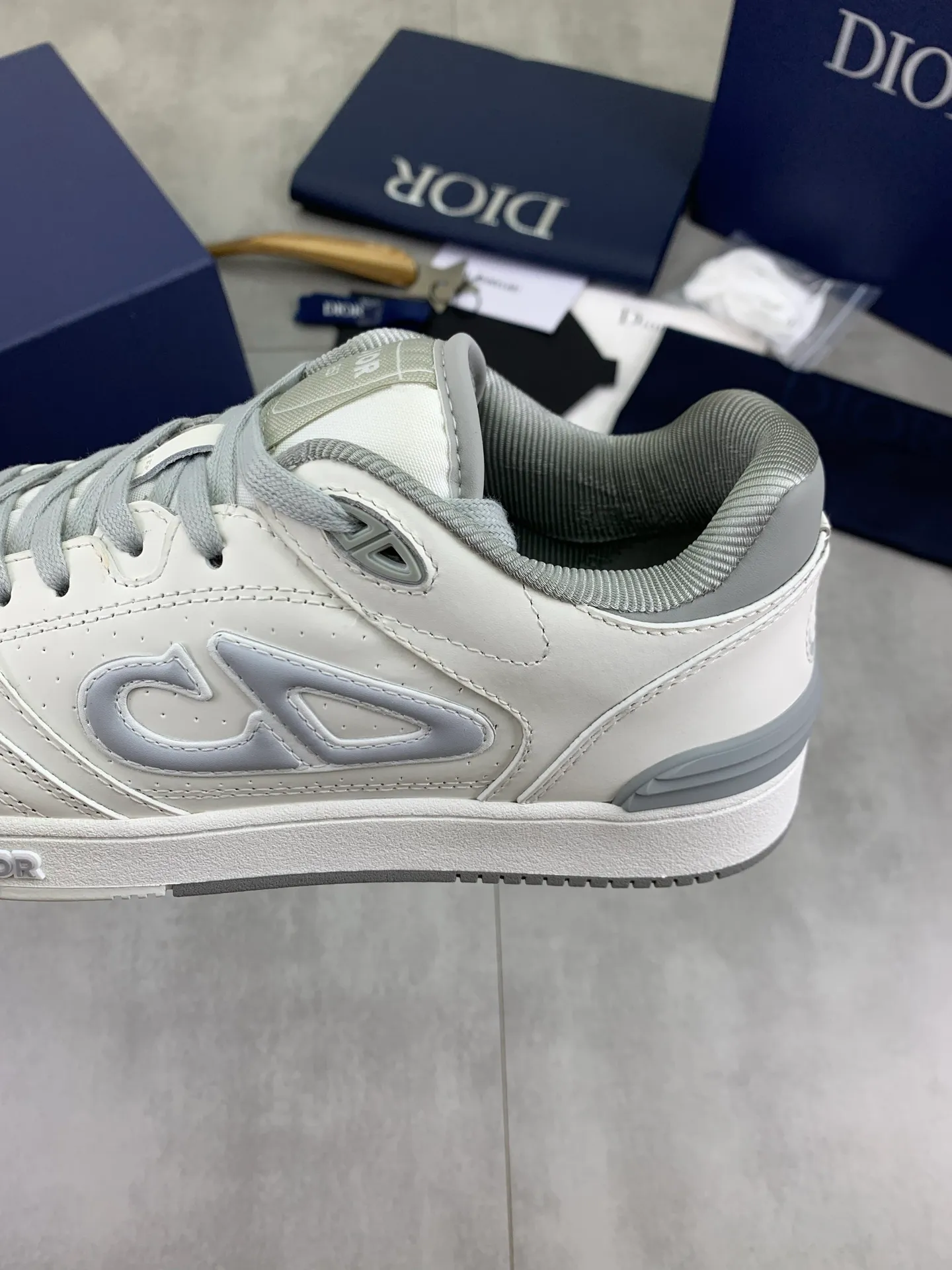 Factory price P760💰Low-top series 💎Top quality💎Dior's latest B57 low-top series original couple's mid-top sports sneakers Top high-end version Purchasing quality Original development Dior spring and autumn new B57 low-top couples' sports shoes are new products in this series, (Dior) B57 low-top sports shoes, original version 15560💰Purchased early spring new presbyopic sports shoes A favorite among major celebrities and Internet celebrities. The on-foot effect is very nice. The B57 sports sneakers are made by Italian craftsmen. They have distinct layers and a unique three-dimensional effect. They show a modern and elegant style, comparable to Dior  A classic style from Dior. Crafted from smooth black calf leather with beige and black Oblique print panels on the sides. The "CD Icon" shaped shoelace eyelets are clever and delicate, and the two-color rubber sole, rear collar and heel are all equipped with the brand's iconic details to enhance the style. Oblique printed straps at the ankle allow for an adjustable fit to complement the overall design. Fashionable and versatile, it can complement any look.                        Imported silk cowhide stitching with CD embroidery printing; 5⃣️colors🉑️choice TPU outsole Size: women’s 36-40 men’s: 38-46 (men’s sizes 38, 45, 46 are custom-made, non-refundable and non-exchangeable)